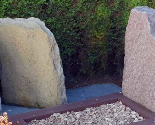 zwerfkeien-en-rotsen-weerstand-grafmonumenten-495x400