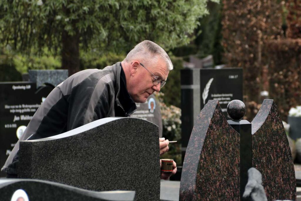 Onderhoud aan grafmonument